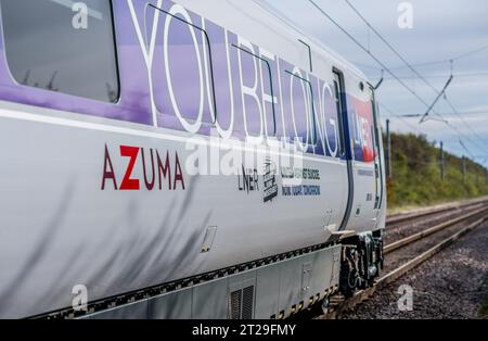 Vereint gegen Selbstmord und Sie gehören Nachricht auf der Seite eines LNER Azuma Hochgeschwindigkeitszuges auf der Ostküste-Hauptlinie. Stockfoto