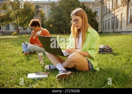 Porträt eines intelligenten Millennials-Schülers mit Laptop während des Studiums im Freien Stockfoto