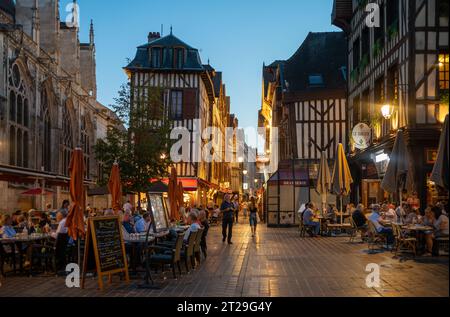 Die Menschen sitzen abends in Open Air Cafés und Restaurants im Herzen der mittelalterlichen Stadt Troyes, Aube, Frankreich. Stockfoto