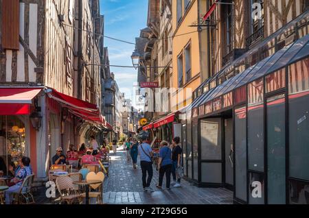 In der antiken mittelalterlichen Straße der Rue Paillot de Montabert in Troyes, Aube, Frankreich, finden Sie Geschäfte, Restaurants und Hotels Stockfoto