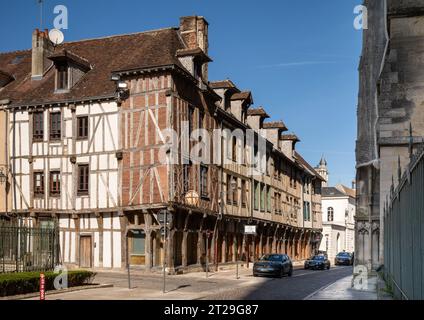 Eine Reihe gut erhaltener traditioneller mittelalterlicher Häuser neben der Kathedrale in Troyes, Aube, Frankreich. Stockfoto