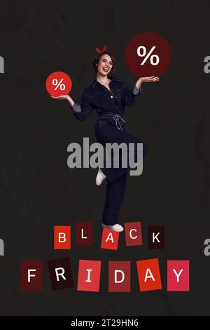 Collage Vorlage mit Mädchen im Denim-Stil insgesamt halten zwei Hände Balance Prozent Symbole schwarz freitag isoliert auf dunklem Hintergrund Stockfoto