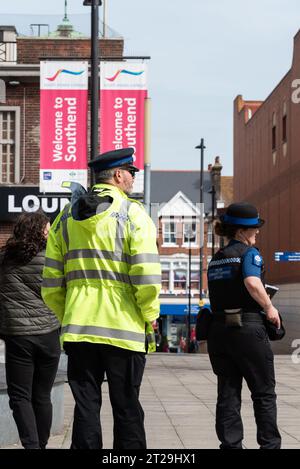 Die Polizei ergreift im Stadtzentrum von Southend on Sea eine Dispergierungsanordnung, um antisoziales Verhalten als Reaktion auf eine Zunahme von Unruhen zu bekämpfen Stockfoto