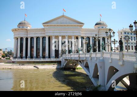 Blick auf das Stadtzentrum mit dem Archäologischen Museum und der Brücke der Zivilisationen. Skopje, Nordmazedonien. Stockfoto