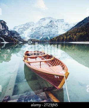 Tolle Szene der Pragser Wildsee. Lage Place Dolomite Nationalpark Fanes-Sennes-Prags, Italien. Europa. Retro- und Vintage-styl Stockfoto