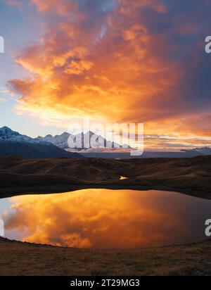 Atemberaubendes Bild der fantastischen Seen Koruldi am Fuße des Mt. Ushba. Dramatische Morgenszene. Lage Place Upper Svaneti, Mestia, Georgien, Europa. Stockfoto