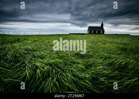 Malerisches Bild der einsamen christlichen Kirche Budakirkja. Lage Weiler von Budir, Snafellsnes Halbinsel, Island, Europa. Tolles Bild von der wilden Gegend. Erw Stockfoto