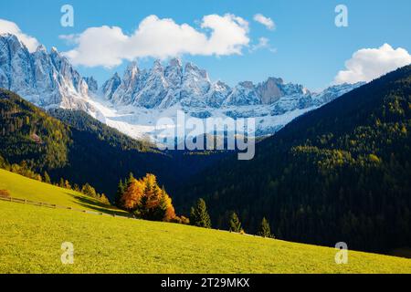 Magisches Bild der sonnigen Hügel im Dorf Santa Magdalena. Friedliche ländliche Szene. Lage berühmter Place Funes Valley, Geißler Gruppe, Dolomiti Alps. Bozen PR Stockfoto