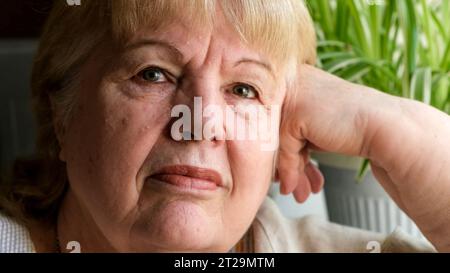 Gesichtsporträt einer schönen älteren Frau, die in die Kamera blickt Stockfoto