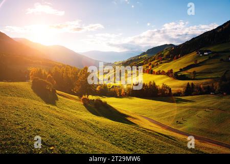 Magisches Bild der alpinen Hügel im Dorf Santa Magdalena. Friedliche ländliche Szene. Lage berühmter Place Funes Valley, Geißler Gruppe, Dolomiti Alps. Bozen p Stockfoto