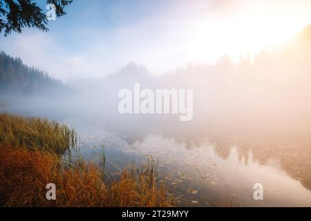 Atemberaubendes Bild des nebligen Sees Antorno im Nationalpark Tre Cime di Lavaredo. Lage Place Auronzo, Misurina, Dolomiti alps, Südtirol, Italien, E Stockfoto