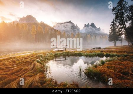 Atemberaubendes Bild des nebligen Sees Antorno im Nationalpark Tre Cime di Lavaredo. Lage Place Auronzo, Misurina, Dolomiti alps, Südtirol, Italien, E Stockfoto