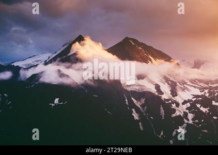 Ein Blick auf die sonnenbeschienenen Hügeln in der Dämmerung. Dramatische Abend Szene. Ort Großglockner Hochalpenstraße, Österreich. Europa. Klimawandel. Bevölkerung Stockfoto