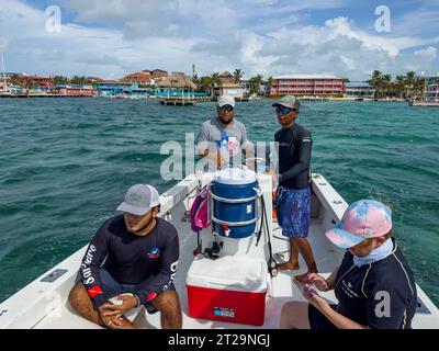 Tauchführerinnen und weibliche Touristen auf einem Schnorchelausflug zum Hol Chan Marine Reserve am Belize Barrier Reef, Ambergris Caye, Belize. Stockfoto