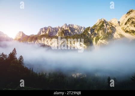 Atemberaubendes Bild des Alpensees Vorderer Gosausee. Malerische und wunderschöne Morgenszene. Das Salzkammergut liegt im Gosautal in Oberaustr Stockfoto