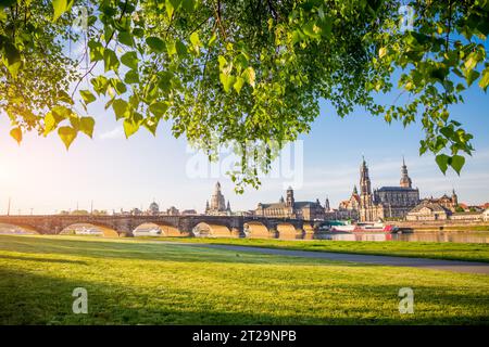 Der Uferdamm der antiken Stadt an der Elbe. Beliebte Touristenattraktion. Lage Ort Deutsche Stadt Dresden, berühmtes sächsisches Land, historische und Stockfoto