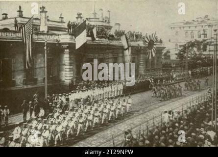 Amerikanische, britische und japanische Truppen ziehen durch Wladiwostok, um die Weiße Armee zu unterstützen. Stockfoto