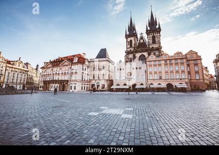 Fantastische Szene der Tyn-Kirche (Tynsky Chram) im Sonnenlicht. Beliebte Touristenattraktion. Lage berühmter Platz (unesco-Weltkulturerbe) Altstadtplatz auf P Stockfoto