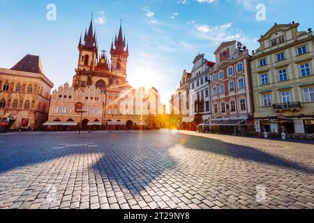 Fantastische Szene der Tyn-Kirche (Tynsky Chram) im Sonnenlicht. Beliebte Touristenattraktion. Lage berühmter Platz (unesco-Weltkulturerbe) Altstadtplatz auf P Stockfoto