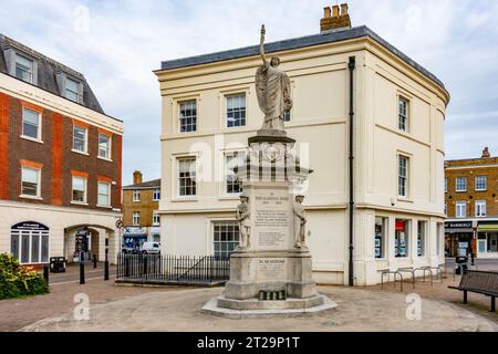 Ein Kriegsdenkmal mit einer geflügelten Figur, die auf einem Sockel steht, steht auf dem Market Square in Staines-upon-Thames, Surrey, Großbritannien Stockfoto