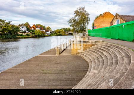 Halbkreisförmige Stufen führen hinunter zum Rand der Themse bei Staines-upon-Thames in Surrey, Großbritannien Stockfoto