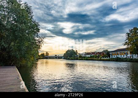 Die letzte goldene Morgensonne scheint auf der Themse bei Staines-upon-Thames in Surry, Großbritannien Stockfoto
