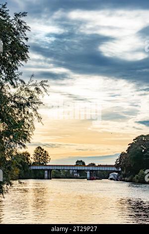 Die letzte goldene Morgensonne scheint auf der Themse bei Staines-upon-Thames in Surry, Großbritannien Stockfoto