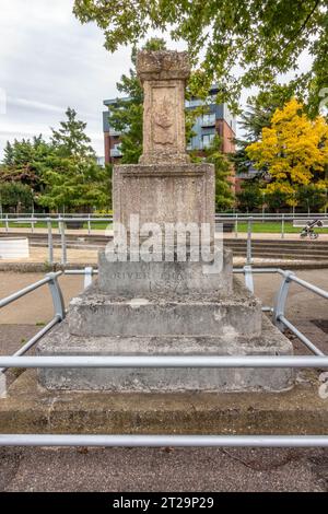 Ein altes Steindenkmal an der Themse in Staines-upon-Thames in Surrey, Großbritannien Stockfoto