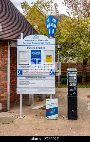 Ein Zahlungsautomat auf dem Parkplatz Riverside Pay and Display in Staines-upon-Thames in Surrey, Großbritannien Stockfoto