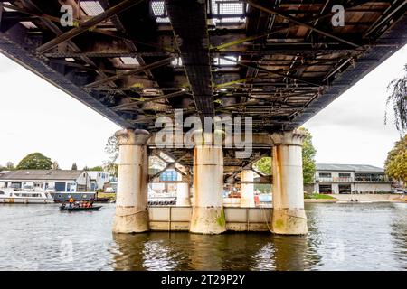 Unterhalb der Eisenbahnbrücke, die die Themse bei Staines-upon-Thames in Surrey überspannt. Stockfoto