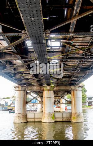 Unterhalb der Eisenbahnbrücke, die die Themse bei Staines-upon-Thames in Surrey überspannt. Stockfoto