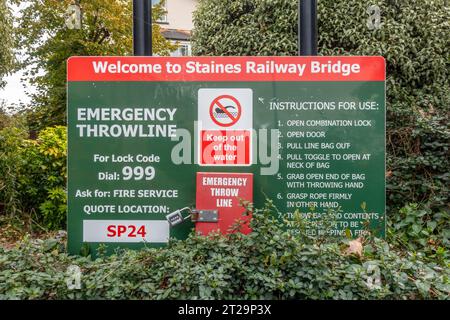 Ein Schild mit einer Weglinie und Anweisungen zur Benutzung der Staines Railway Bridge in Staines-upon-Thames in Surrey, Großbritannien Stockfoto