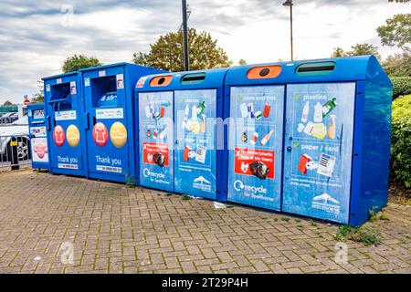 Ein Recyclingzentrum mit Recyclingbehältern im Elmsleigh Surface Car Park, Staines-upon-Thames, Spelthorne, Surrey, Großbritannien Stockfoto