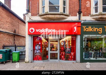 Das Vodafone-Geschäft mit seinem legendären roten Branding auf der High Street in Staines-upon-Thames in Surrey, Großbritannien Stockfoto