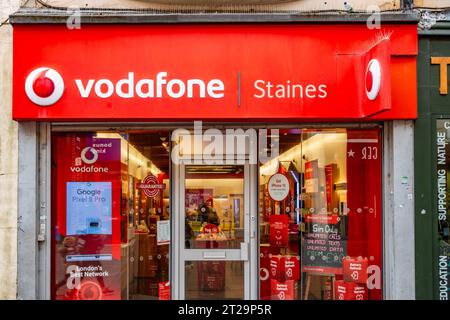 Das Vodafone-Geschäft mit seinem legendären roten Branding auf der High Street in Staines-upon-Thames in Surrey, Großbritannien Stockfoto