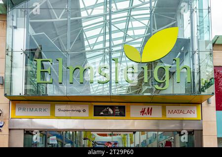 Ein Eingang zum Elmsleigh Shopping Center an der High Street in Staines-upon-Thames, Surrey, Großbritannien Stockfoto