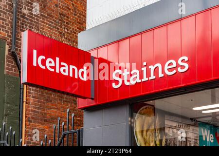 Der isländische Supermarkt an der High Street in Staines-upon-Thames in Surrey, Großbritannien Stockfoto