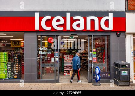 Der isländische Supermarkt an der High Street in Staines-upon-Thames in Surrey, Großbritannien Stockfoto