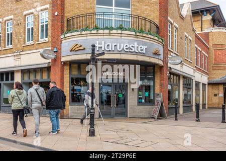 Das Harvester Restaurant von der High Street in Staines-upon-Thames, Surrey, Großbritannien Stockfoto