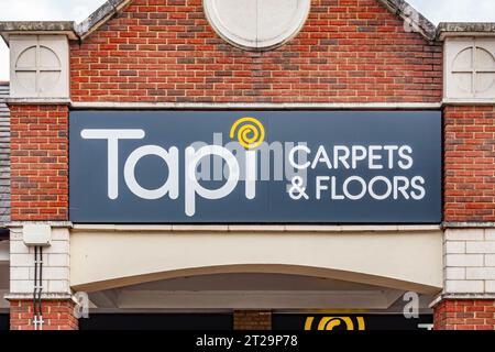 Vor dem Tapi-Teppiche und Fußbodenladen in Staines-upon-Thames in Surrey, Großbritannien Stockfoto