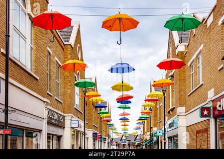 Farbenfrohe, dekorative Regenschirme hängen über der Norris Road in Staines-upon-Thames in Surrey, Großbritannien Stockfoto