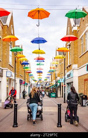 Farbenfrohe, dekorative Regenschirme hängen über der Norris Road in Staines-upon-Thames in Surrey, Großbritannien Stockfoto