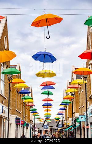 Farbenfrohe, dekorative Regenschirme hängen über der Norris Road in Staines-upon-Thames in Surrey, Großbritannien Stockfoto