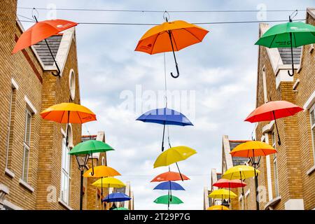 Farbenfrohe, dekorative Regenschirme hängen über der Norris Road in Staines-upon-Thames in Surrey, Großbritannien Stockfoto