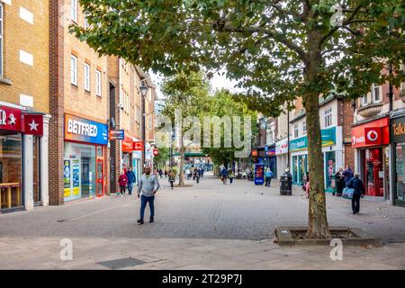 Blick auf die High Street in Staines-upon-Thames in Surry, Großbritannien Stockfoto