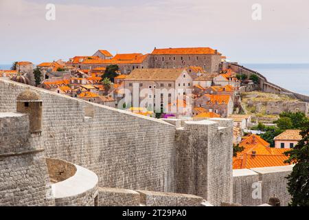 Fantastischer Blick auf die antike Stadt Dubrovnik an einem sonnigen Tag. Wunderschöne und malerische Szene. Lage Ort Kroatien, Sightseeing Europa. Beliebter Touri Stockfoto