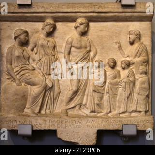 Votivrelief mit Hingabe an Apollo. Dachgeschoss Original aus der ersten Hälfte des 4. Jahrhunderts v. Chr. Pentelismarmor. Von Attika. Barracco Museum von A Stockfoto