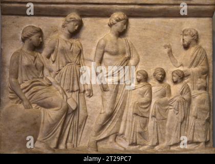 Votivrelief mit Hingabe an Apollo. Dachgeschoss Original aus der ersten Hälfte des 4. Jahrhunderts v. Chr. Pentelismarmor. Von Attika. Barracco Museum von A Stockfoto