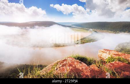 Inspirierendes Bild des geschwungenen Flusses, der durch Hügel fließt. Malerische und wunderschöne Morgenszene. Lage Place Dnister Canyon, Ukraine, Europa. Sa Stockfoto