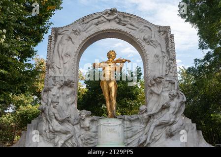 Wien, Österreich. 5. Oktober 2023 die goldene Statue von Johann Strauss jr. Im Stadtpark, Teil einer Montage Wiener Wahrzeichen, die den Rahmen bilden Stockfoto